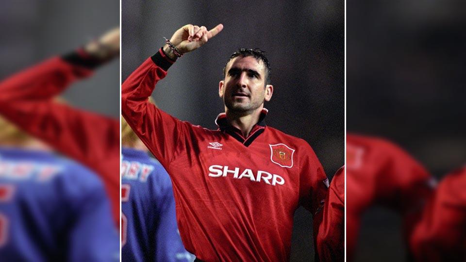 Eric Cantona mantan sepakbola Manchester Uniteddan selebrasi setelah jebola gawang lawan. Copyright: INTERNET