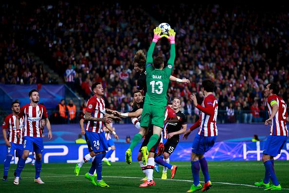 Kiper Atletico Madrid, Jan Oblak saat menyelamatkan gawangnya dari serangan para pemain Bayer Leverkusen. Copyright: Gonzalo Arroyo Moreno/Getty Images